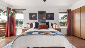 2 kamar tidur, meja kerja, setrika/meja setrika, dan tempat tidur bayi