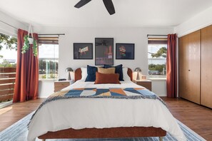 2 quartos, escrivaninha, ferros/tábuas de passar roupa, berço de viagem