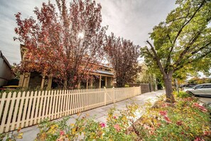 Property grounds - ★Irma`s Place on Halifax★Wifi✔︎Nesprsso✔︎Parking✔︎ (Adelaide)
