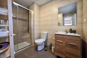 Dusj, hårføner, håndklær og såpe