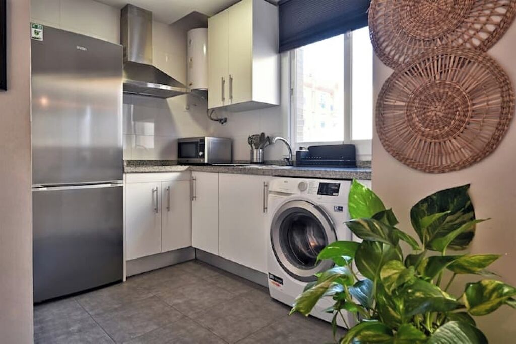 Refrigerador, microondas, placa de cocina, cafetera/tetera