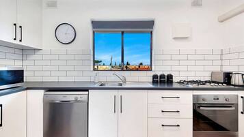 冰箱、微波炉、烤箱、炉灶