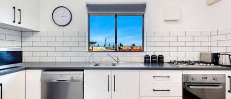 Réfrigérateur, micro-ondes, four, plaque de cuisson