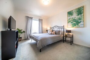 2 bedrooms, iron/ironing board, WiFi, bed sheets