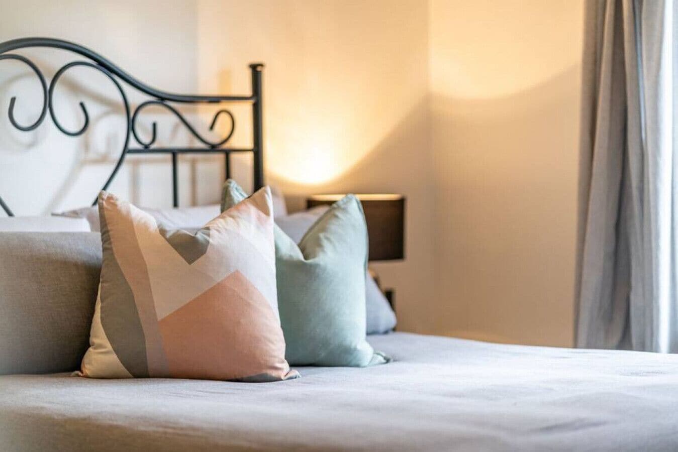 2 habitaciones, tabla de planchar con plancha, wifi y ropa de cama 