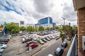 Property grounds - ★Mint on Bewes★ ✔CBD✔Parking✔Nespresso (Adelaide)