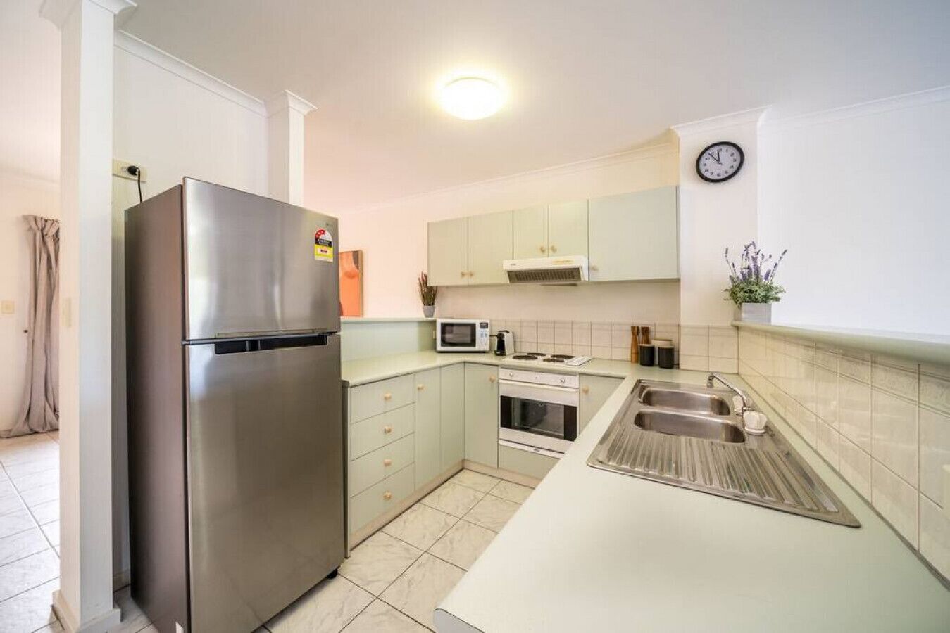 Refrigerador, microondas, horno y parrilla de estufa 