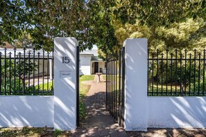 المنطقة المحيطة بالمنشأة