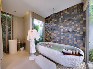 Amenidades de baño gratuitas, secadora de cabello, pantuflas, toallas