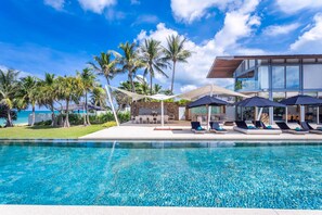 Outdoor pool, pool umbrellas - Villa Tievoli (Takua Thung)