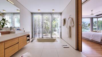 Đồ dùng nhà tắm miễn phí, máy sấy tóc, dép đi trong nhà