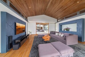 Television - Villa Tievoli (Takua Thung)