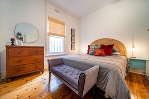 2 bedrooms, iron/ironing board, WiFi - Il Cappano Rosa—Vintage Charm by Henley Square (Henley Beach)