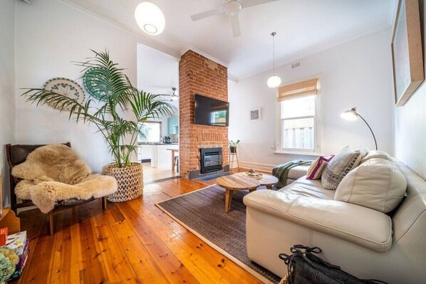 TV - Il Cappano Rosa—Vintage Charm by Henley Square (Henley Beach)