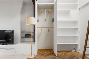 Interior - Blueground | Bonne-Nouvelle, view, nr Palais Garnier (Paris)