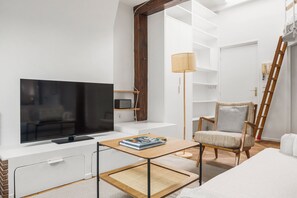 TV, stereo - Blueground | Bonne-Nouvelle, view, nr Palais Garnier (Paris)