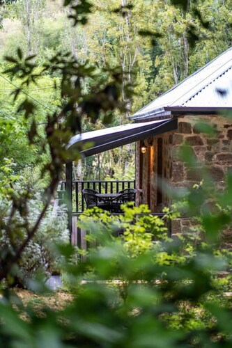 Holly Cottage—Historic Garden Serenity