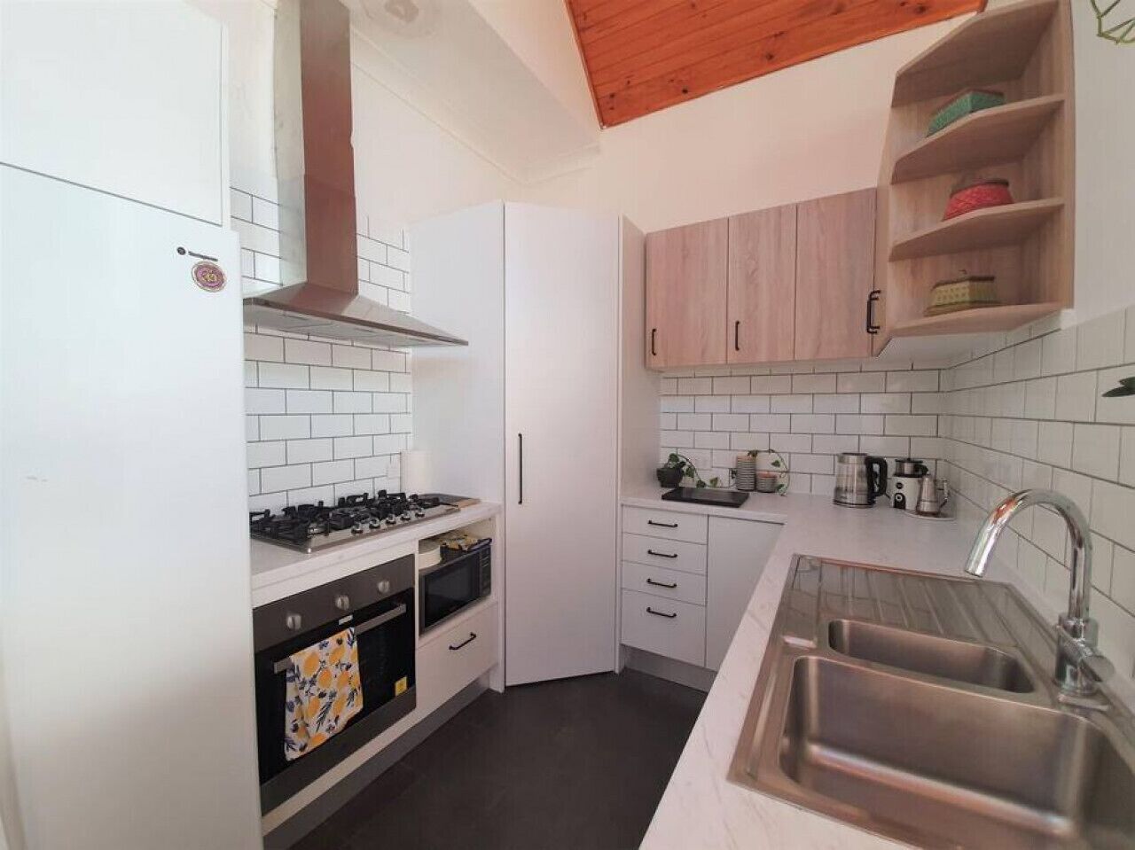 Refrigerador, microondas, placa de cocina, lavavajillas