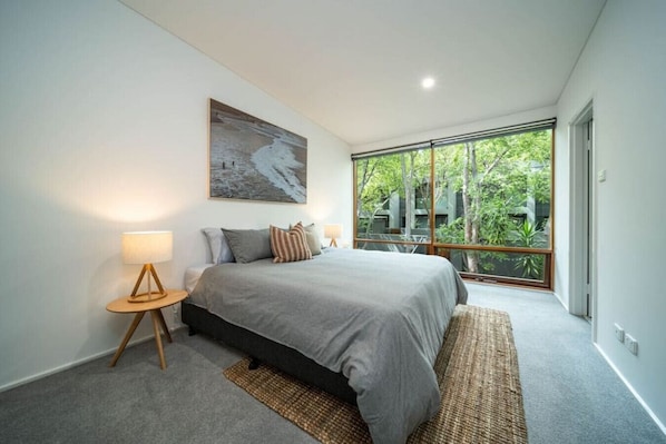 2 bedrooms, desk, iron/ironing board, WiFi