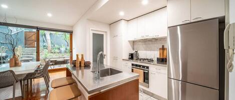 Jääkaappi, mikroaaltouuni, uuni, liesi