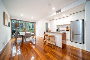 Geladeira, micro-ondas, fogão, cooktop