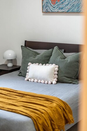 2 bedrooms, desk, iron/ironing board, WiFi