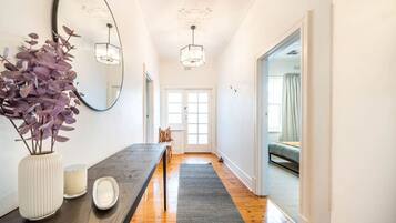 Escritorio, tabla de planchar con plancha y wifi