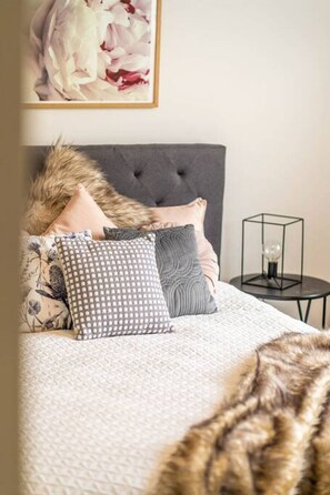 1 slaapkamer, een bureau, een strijkplank/strijkijzer, wifi