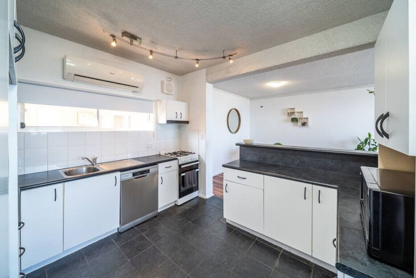 Kühlschrank, Mikrowelle, Herdplatte, Geschirrspüler