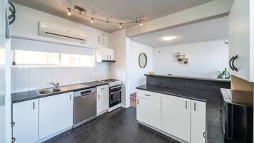 Fridge, microwave, stovetop, dishwasher