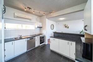 Fridge, microwave, stovetop, dishwasher