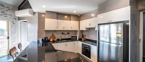 Jääkaappi, mikroaaltouuni, uuni, liesi