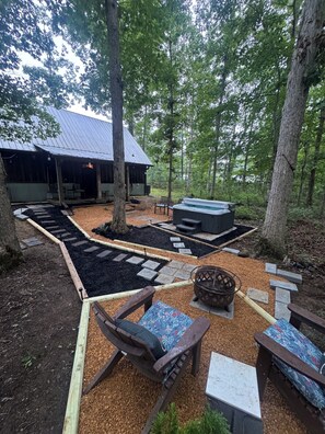 Un chalet rustique doté d’un porche abrité et d’un espace salon extérieur.