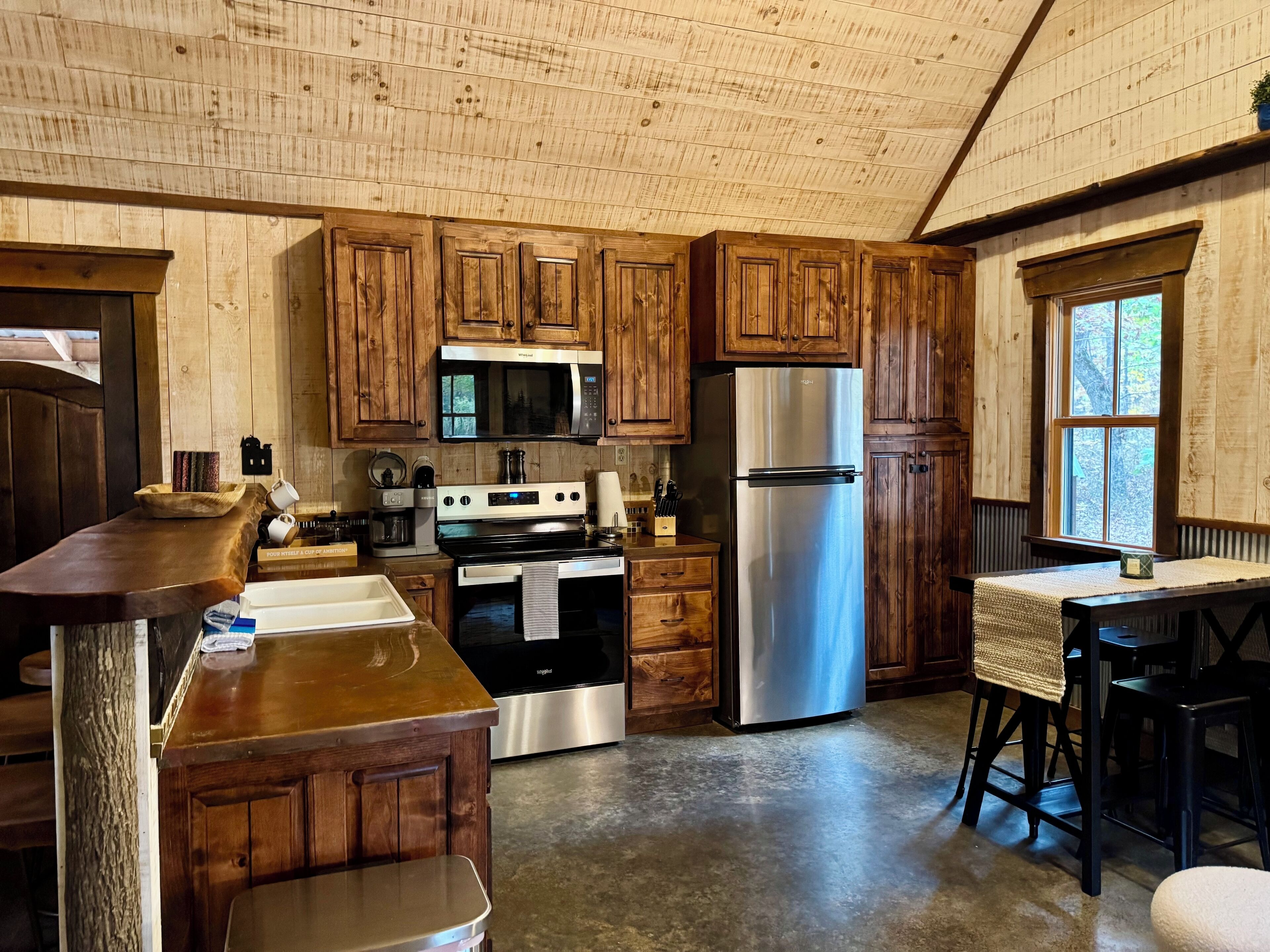 Kylskåp, mikrovågsugn, ugn och spishäll