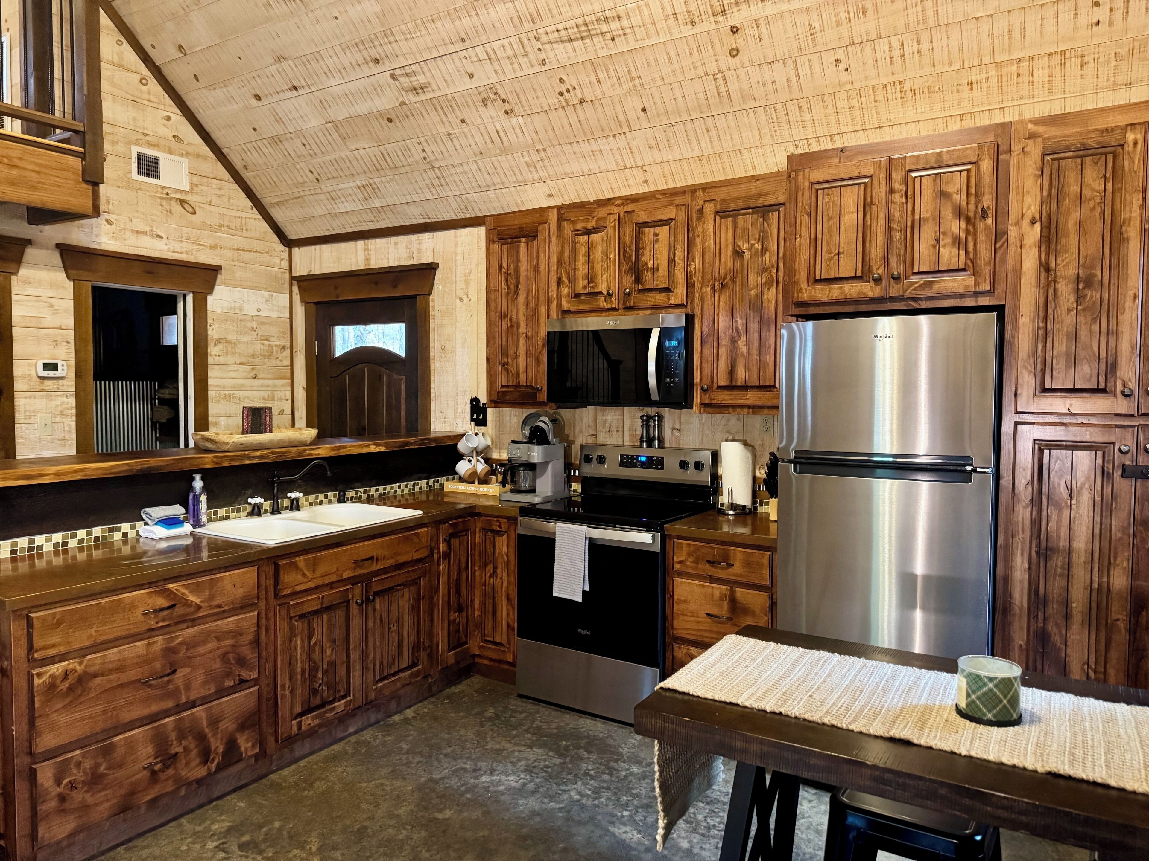 Kylskåp, mikrovågsugn, ugn och spishäll