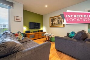 TV, stereo - ★Get Comfy on Frew St★ ✔CBD✔Parking✔Wifi✔Nespresso (Adelaide)