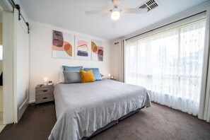 4 slaapkamers, een bureau, een strijkplank/strijkijzer, wifi