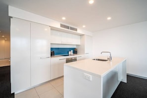 ثلاجة، ميكروويف، فرن، موقد طهي مسطح