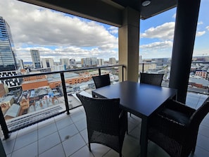 تناول الطعام بالخارج