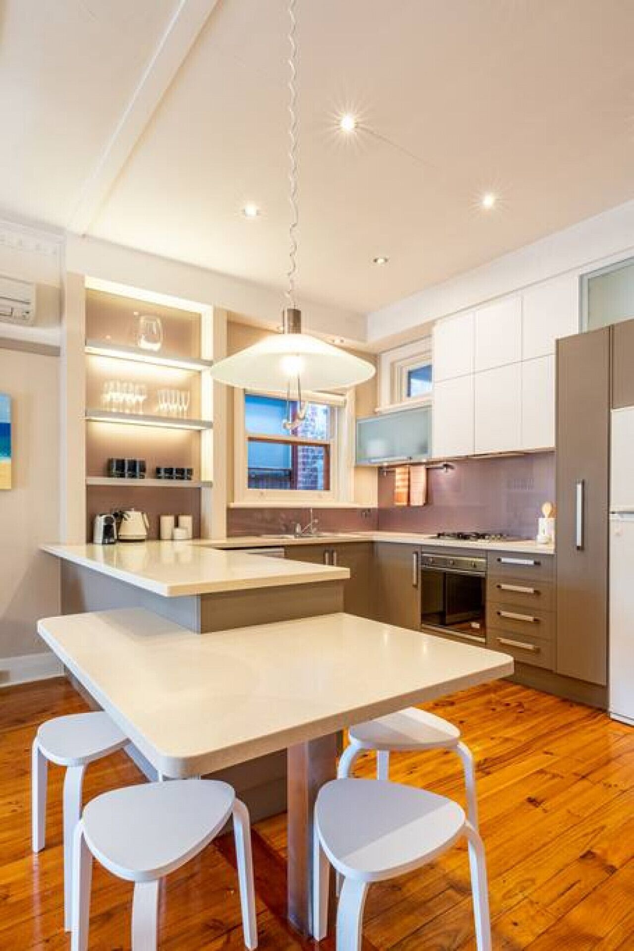 Jääkaappi, mikroaaltouuni, uuni, liesi