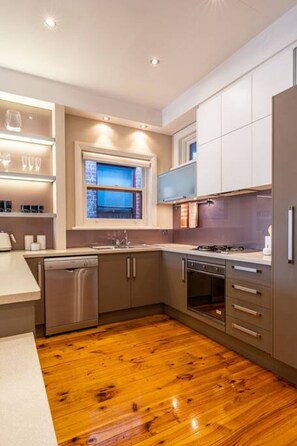 Een koelkast, een magnetron, een oven, een kookplaat