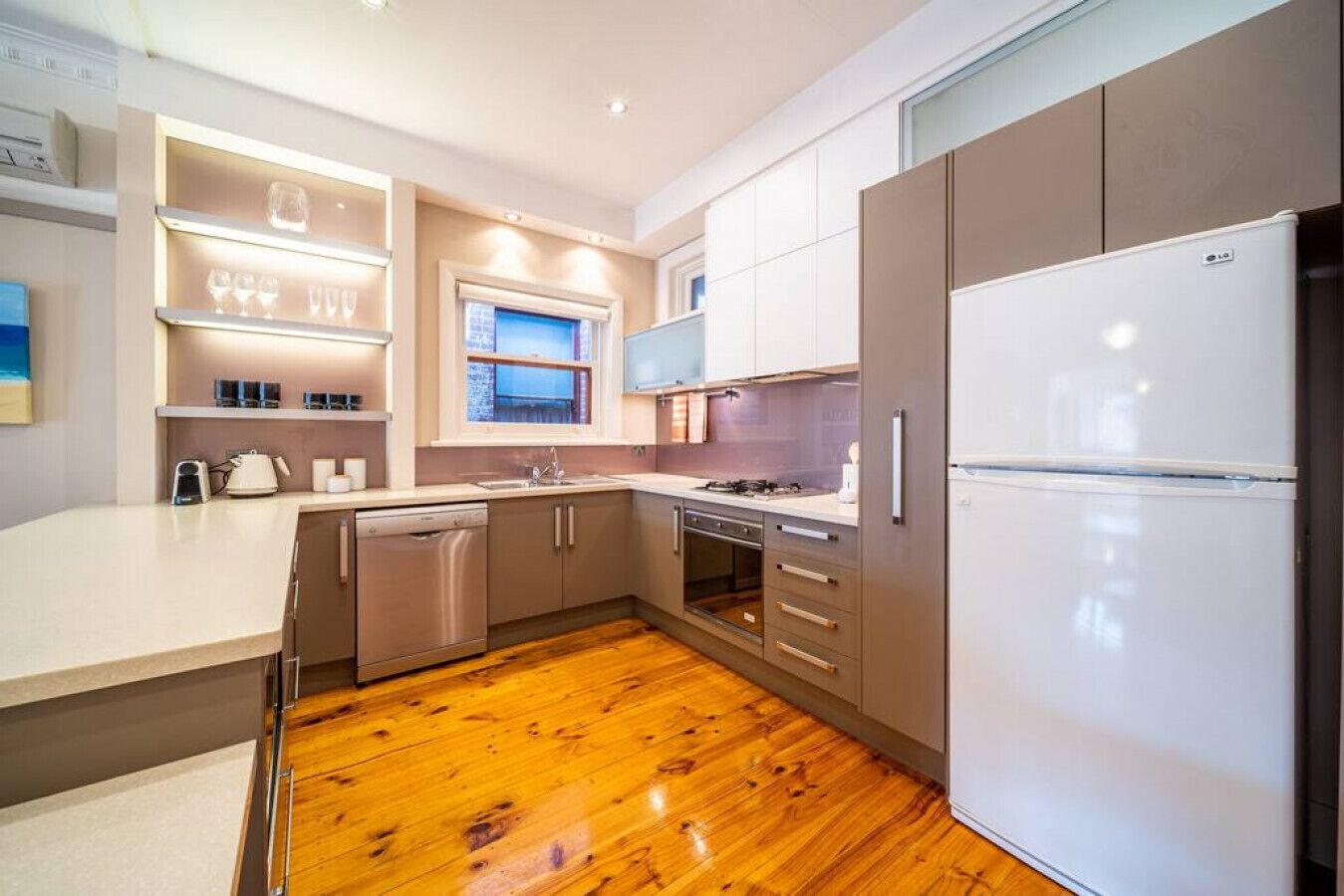 Frigorifero, microonde, forno, piano cottura