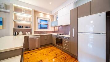 Refrigerador, microondas, horno y parrilla de estufa