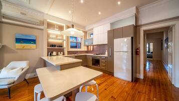 Refrigerador, microondas, horno y parrilla de estufa