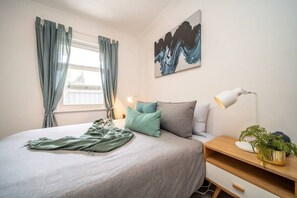 2 bedrooms, iron/ironing board, WiFi, bed sheets