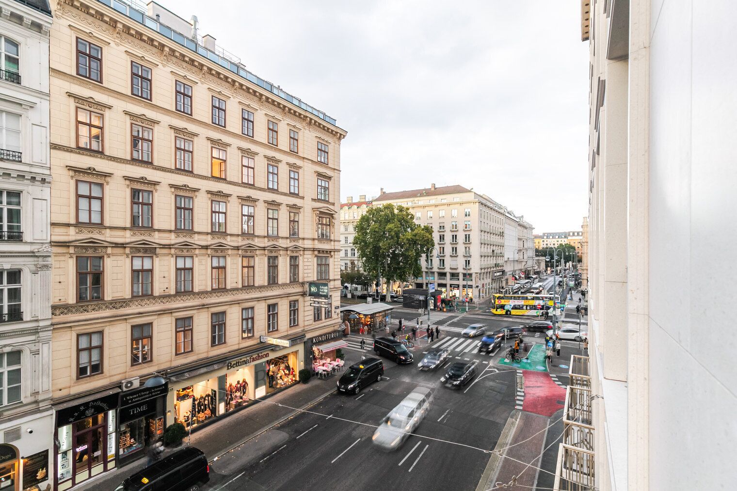Vista de la calle con un edificio que tiene una tienda en la planta baja llamada 'Bettnashon'.