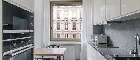 Réfrigérateur, micro-ondes, four, plaque de cuisson