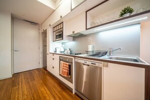 Geladeira, micro-ondas, fogão, cooktop