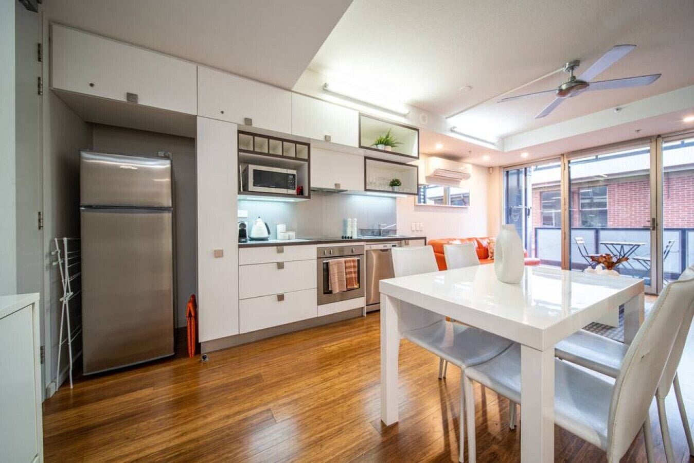 Geladeira, micro-ondas, fogão, cooktop