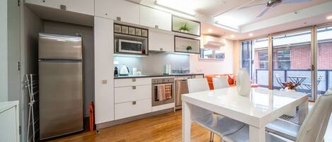 Frigorifero, microonde, forno, piano cottura